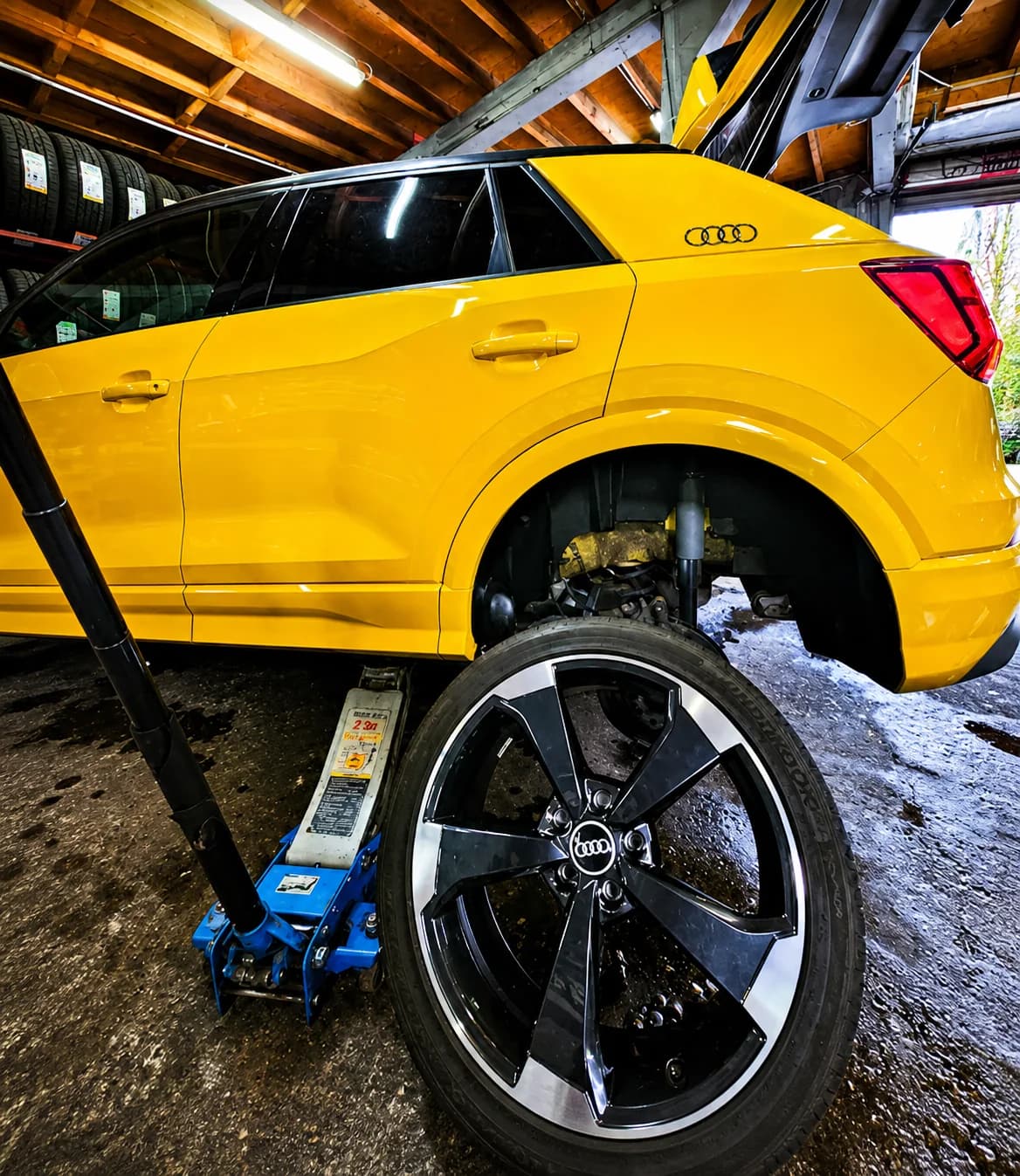 Audi Q2 jaune avec jantes alu noires diamantées